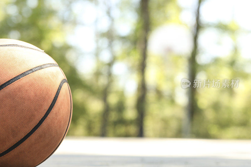 夏天在公园的室外球场打篮球，春天。