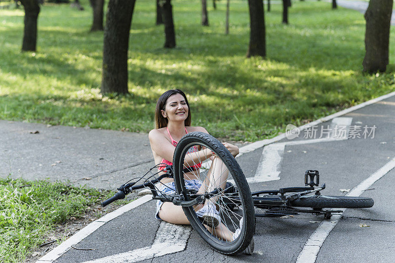 年轻女性骑自行车遭遇意外