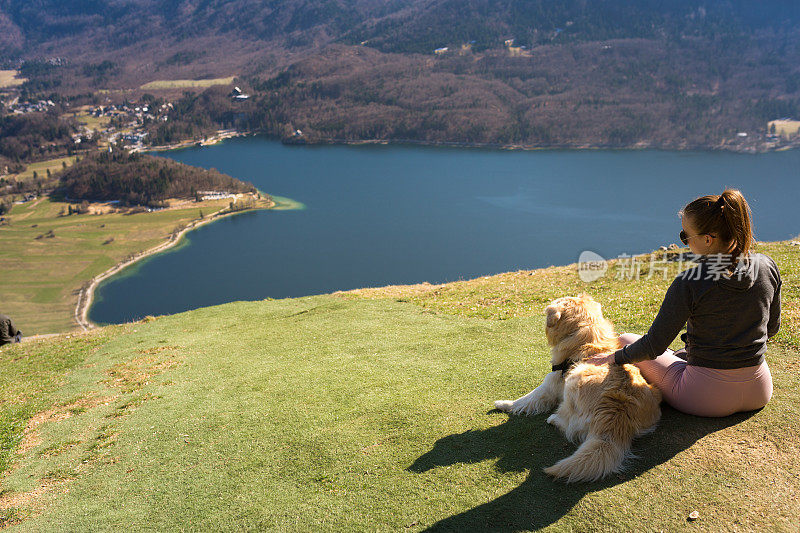 女人和她的狗欣赏这景色