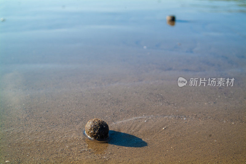 几何形状的球在沙滩上