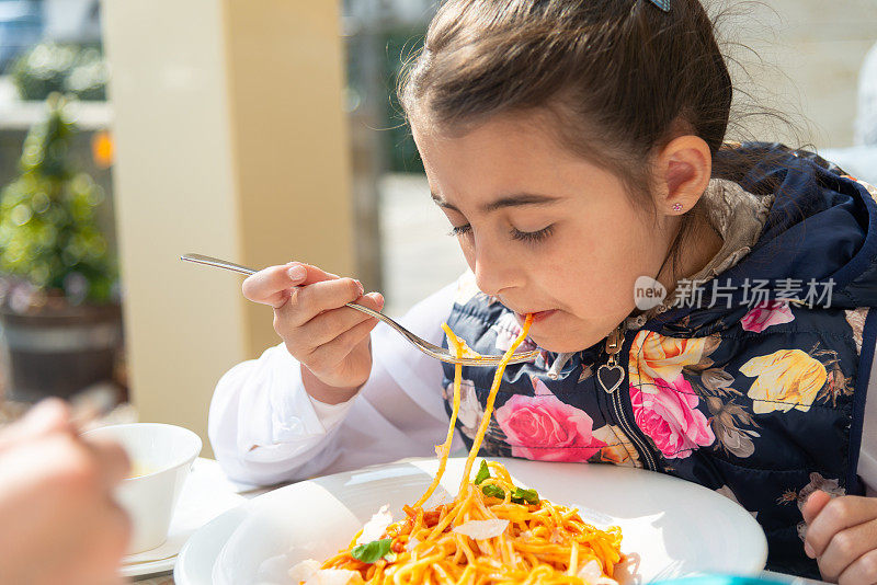 健康食品。孩子们喜欢番茄意面