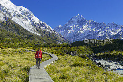 新西兰库克山:在库克山徒步旅行的旅行者