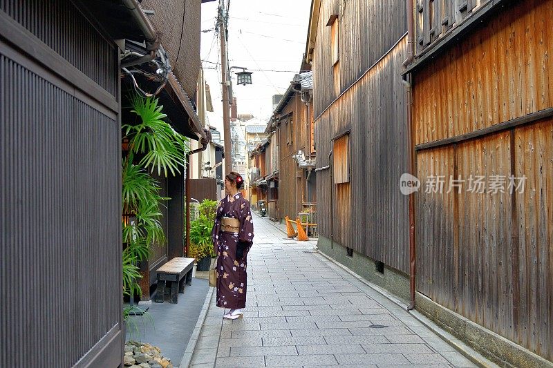 穿着和服的日本妇女行走在京都的老城区