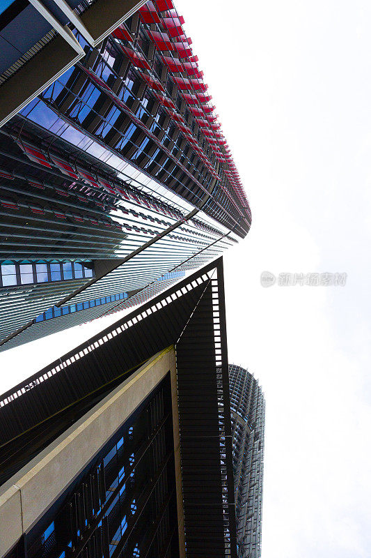 低角度的办公大楼，摩天大楼，天空背景与拷贝空间