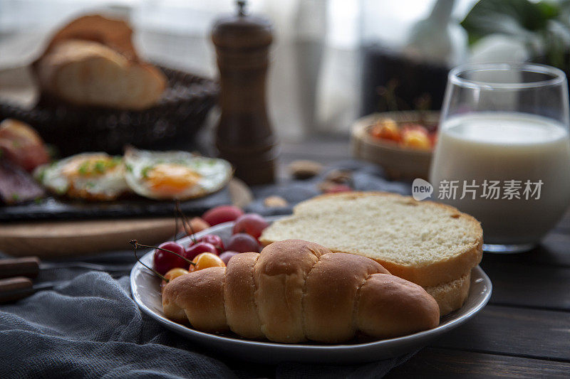 自制健康早餐:烤面包、煎蛋和牛奶