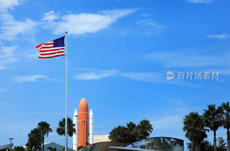 在肯尼迪航天中心挥舞着美国国旗和火箭