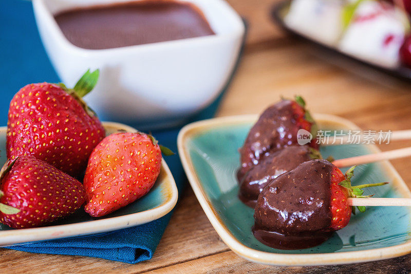 冰冻草莓裹着融化的巧克力，特写