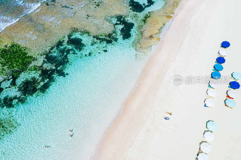 海滩伞和蓝色的海洋。从上面看海滩景色