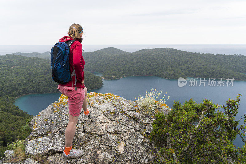 克罗地亚Mljet岛的资深妇女看着大湖