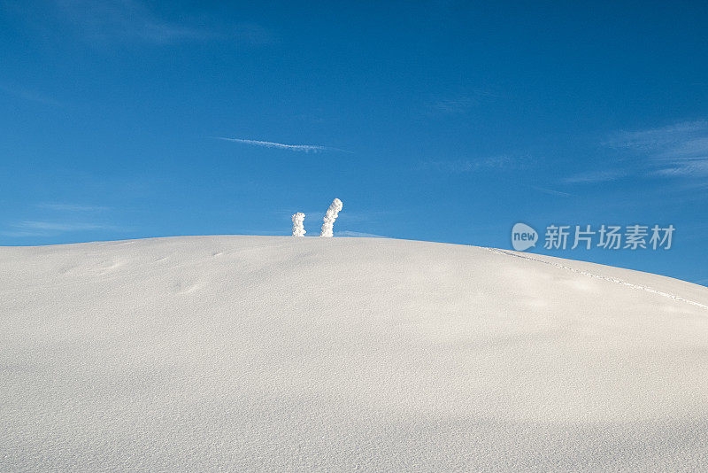 白雪覆盖的山丘，北喀斯喀特