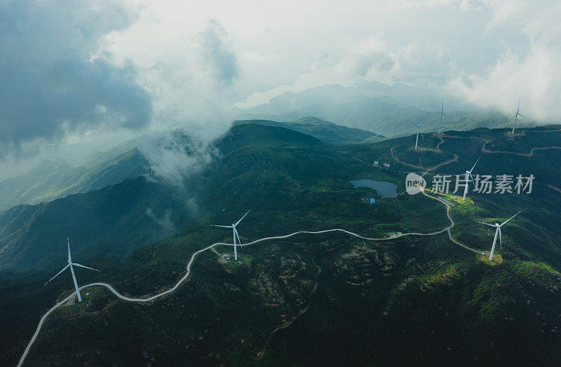 山上的风力发电场景