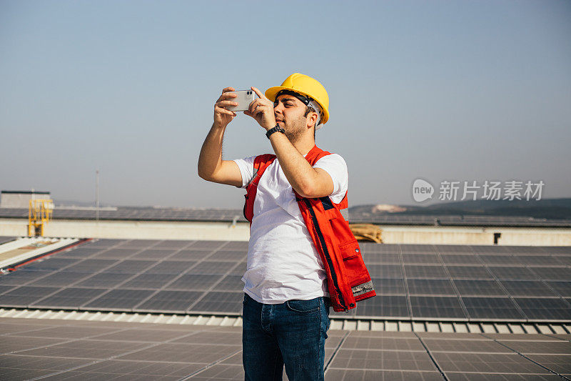 在太阳能电站工作的工程师照片