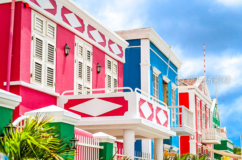 在热带多彩的岛屿Curaçao上，大胆生动地绘制了住宅外观