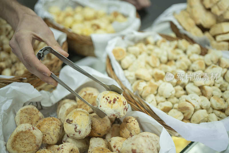 面包店员工在柜台上摆放“chipa”面包