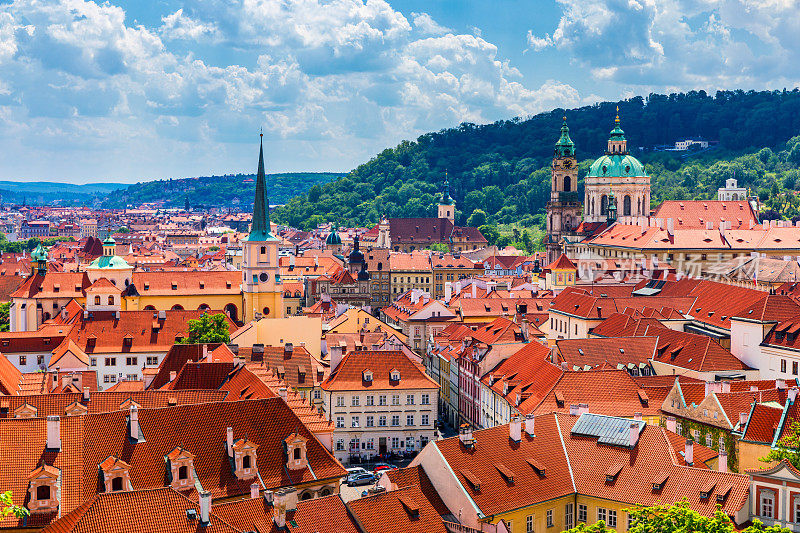 捷克共和国布拉格市的红色屋顶天际线。捷克布拉格，赤陶瓦的布拉格城市鸟瞰图。布拉格的陶土屋顶的老城建筑。