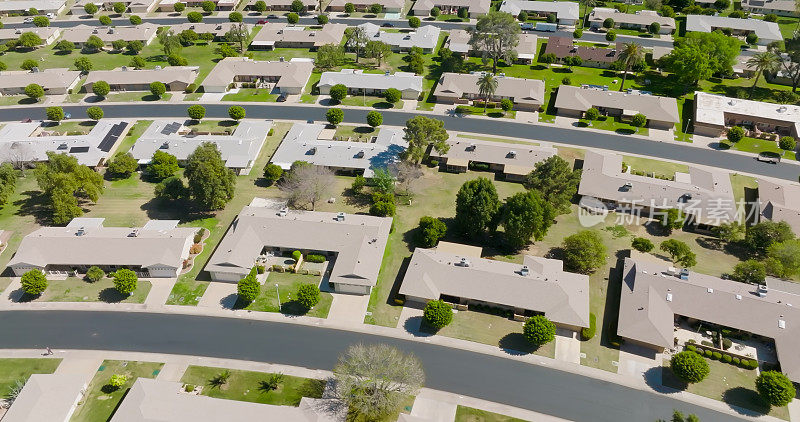 亚利桑那州太阳城房屋的高角度无人机拍摄