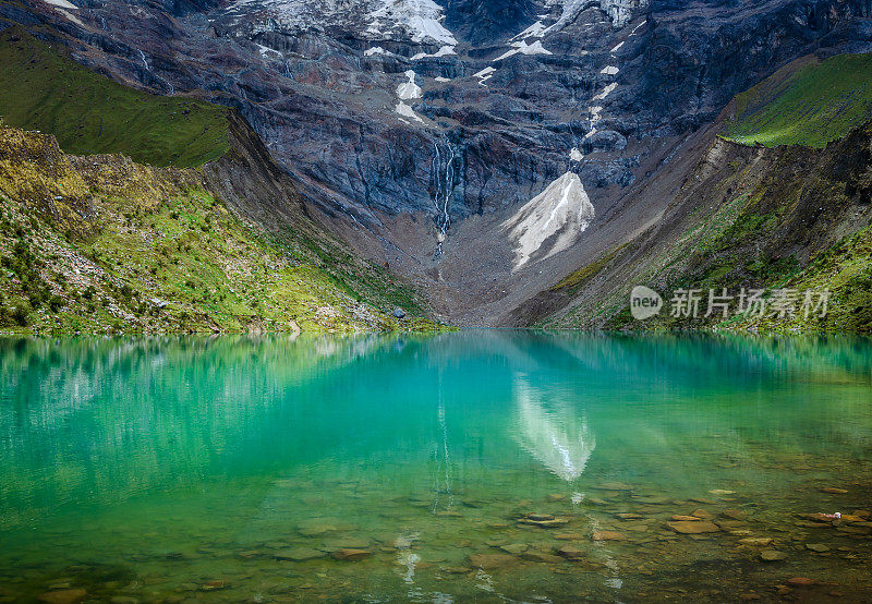 秘鲁安第斯山脉的Humantay湖是秘鲁偏远的旅游景点
