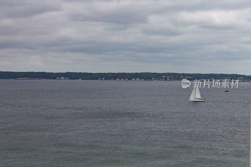 高角度拍摄的帆船在赫尔辛戈尔和赫尔辛堡，丹麦和瑞典的水上