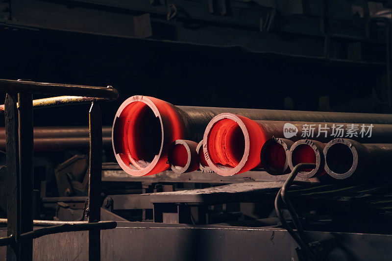 在铸造厂、金工制造冶金厂铸造热钢或铁管