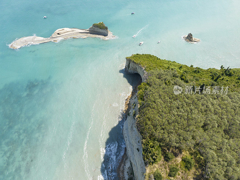 俯瞰阿波特里皮蒂海滩附近大海和美人鱼岩石的悬崖鸟瞰图。科孚岛,希腊