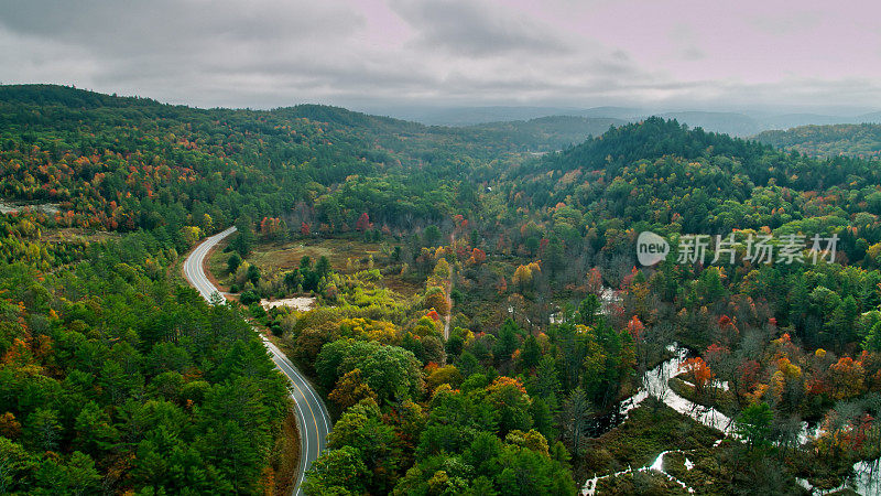 秋天新罕布什尔州蜿蜒的道路和河流的鸟瞰图