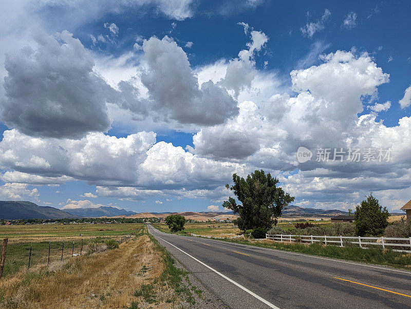 乡村道路和季风云附近的以法莲犹他州美丽的农田