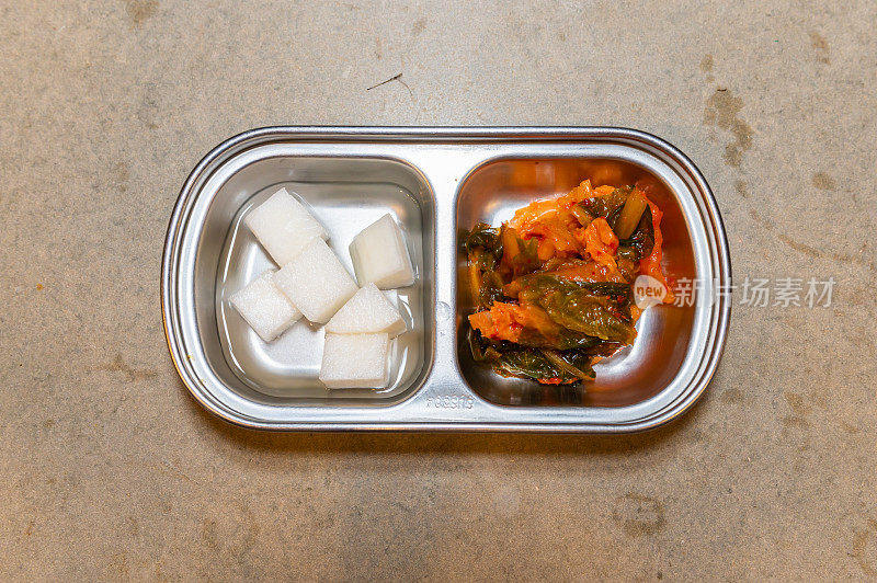 一套韩国泡菜和腌萝卜，碗里的传统食物，韩国人的副食，食品问题。