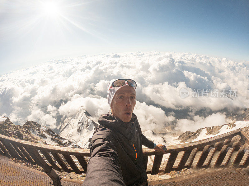 在罗莎山山顶的男登山者，在山顶自拍