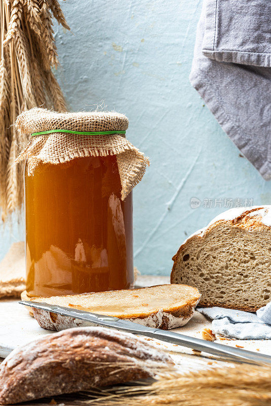 罐装天然蜂蜜和自制面包