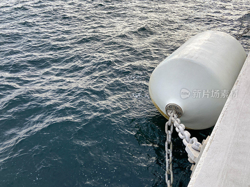 系泊浮标在商业码头，系泊浮标在海岸线与海背景