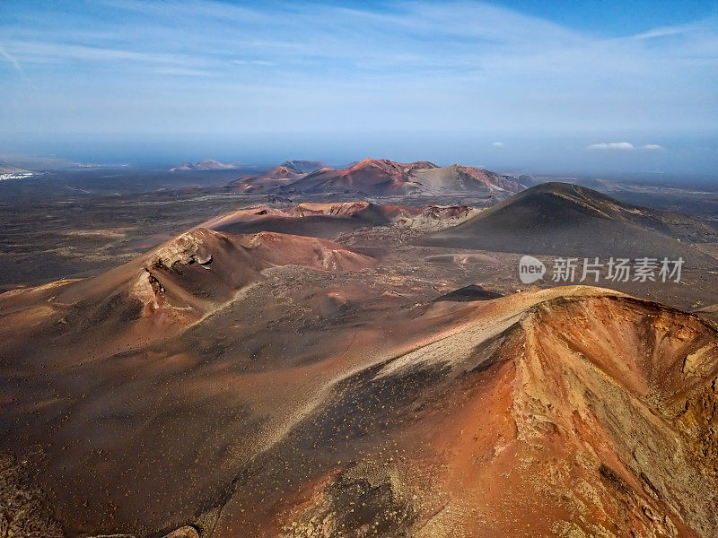 西班牙加那利群岛兰萨罗特岛蒂曼法亚国家公园附近火山山谷的空中全景图。