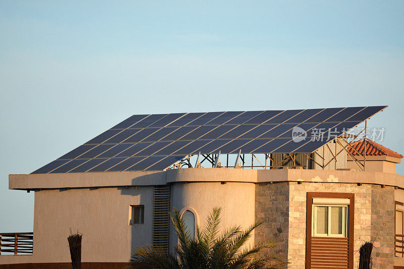埃及的太阳能电池和电池板，光伏电池，通过光伏效应(一种物理和化学现象)将光能直接转化为电能的电子设备
