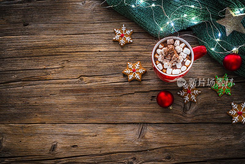 热巧克力杯与棉花糖和饼干在圣诞餐桌上。本空间