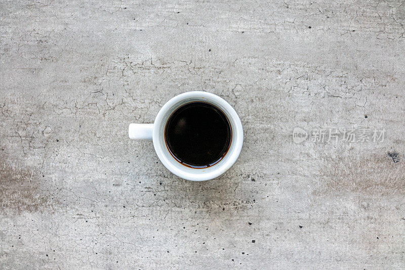 从上面的混凝土背景咖啡浓缩杯