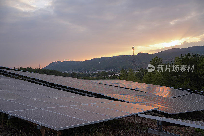 现代农村的太阳能电池板