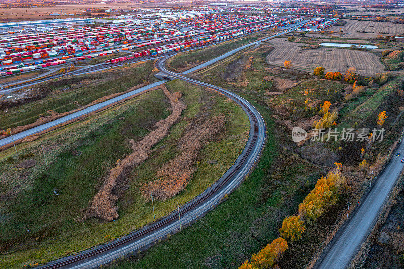 位于加拿大克莱因堡的加拿大太平洋高速公路沃恩多式联运码头