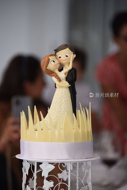 垂直拍摄的一个美丽的婚礼设计与新娘和新郎的小雕像