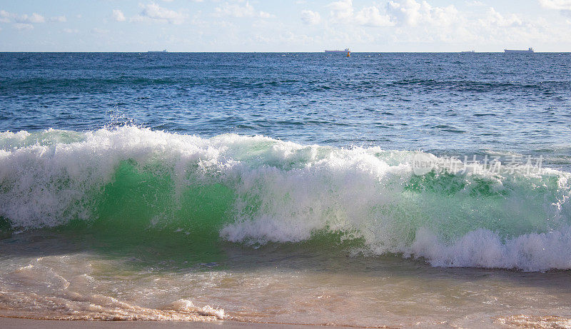 海浪在普拉亚达巴拉，萨尔瓦多，巴伊亚，巴西