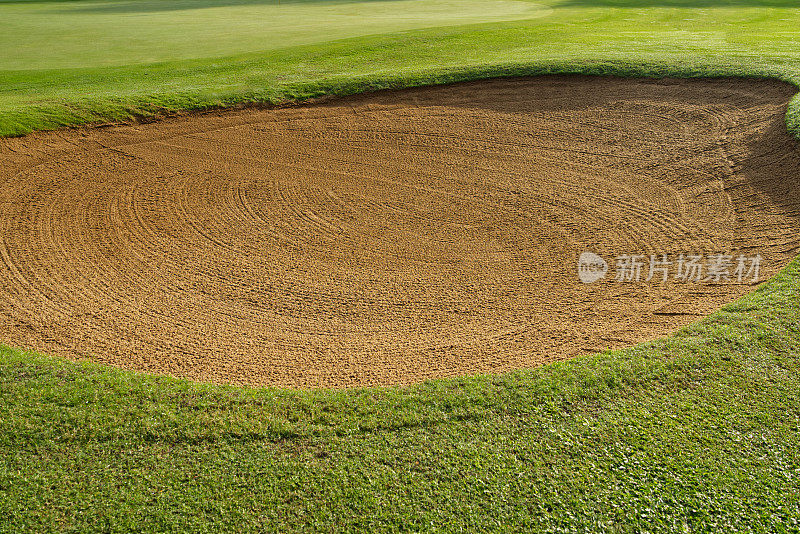 沙坑沙坑高尔夫球场背景，高尔夫球场球道上的沙坑被用作运动员比赛的障碍