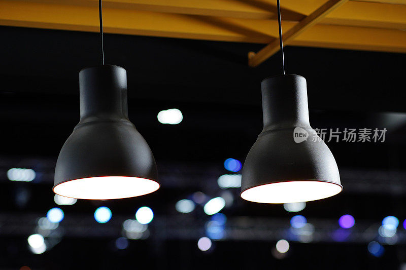 天花板下的现代黑色灯具