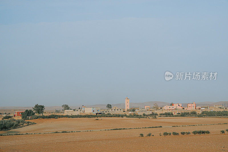 摩洛哥柏柏尔人村的乡村景色，气候干旱
