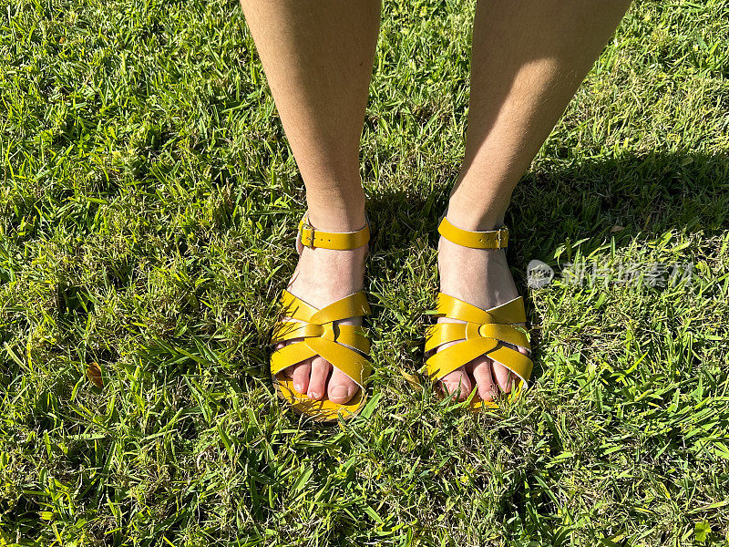 女孩的脚配黄色凉鞋