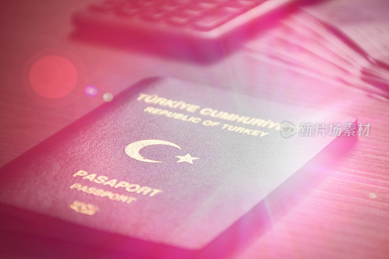 土耳其护照和土耳其里拉钞票放在桌上，计算器