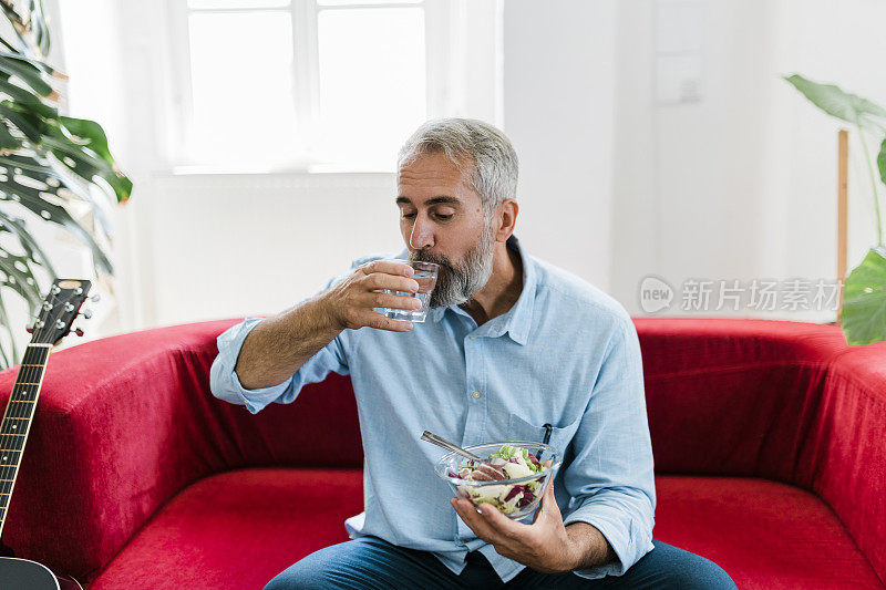 成年男性吃健康零食、保健饮食理念，老年男性吃新鲜沙拉