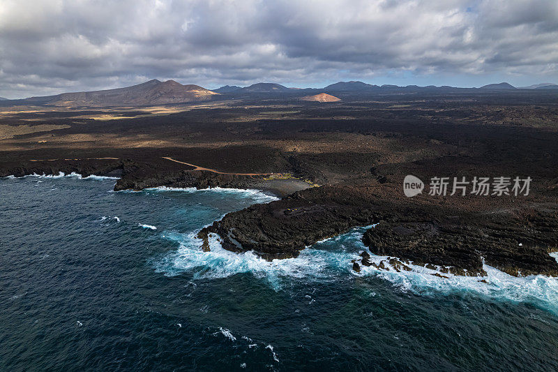 西班牙加那利群岛兰萨罗特岛提曼法亚国家公园沙漠景观的鸟瞰图。