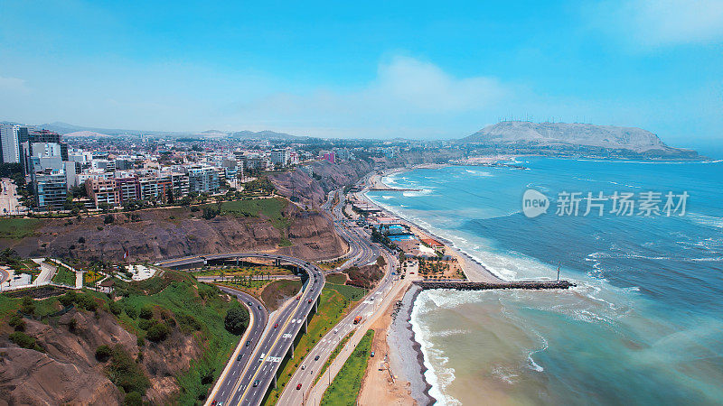 秘鲁利马米拉弗洛雷斯地区海岸线的全景鸟瞰图。