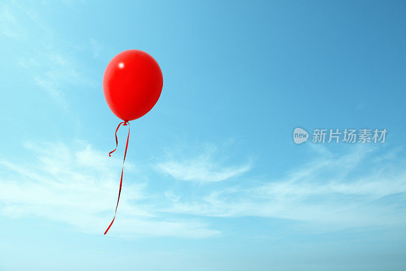 红色的气球在蓝天中飞翔