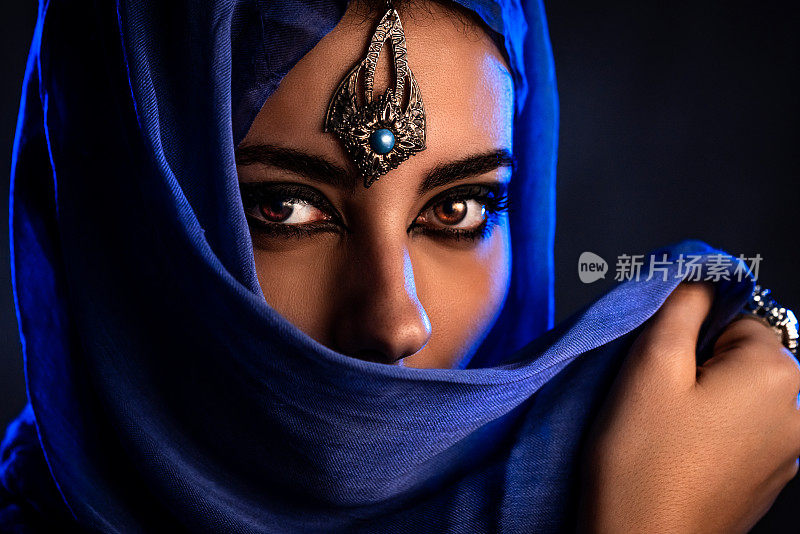 年轻的阿拉伯妇女与头巾和珠宝