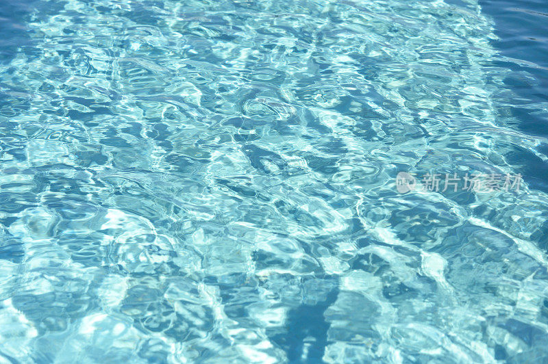 清晰的蓝色游泳池公寓无限边缘池