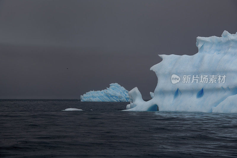 南极米克尔森港的大气景观，冰山和漂浮的小冰块